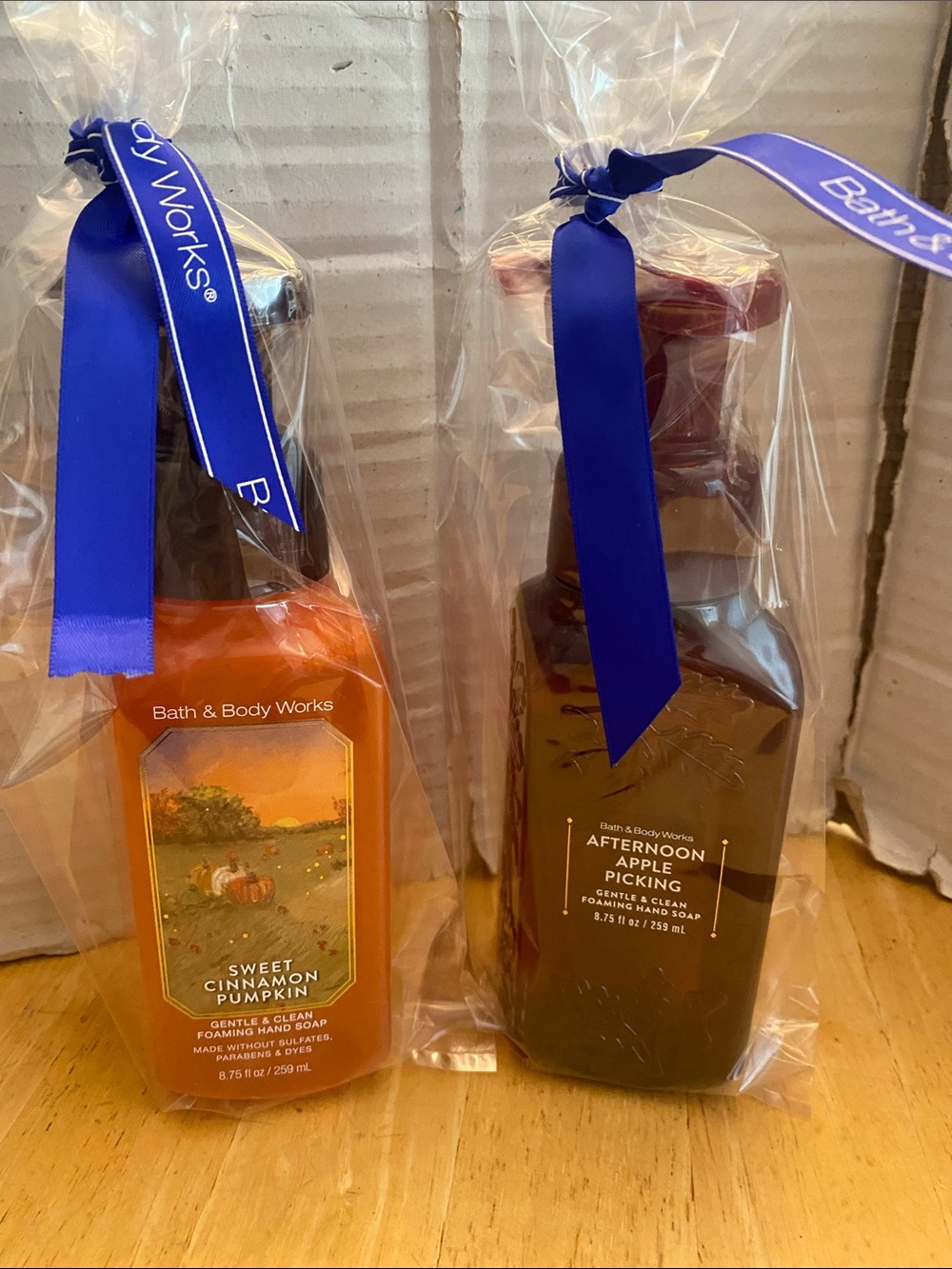 Bath & Body Works set foaming hand soaps Sweet Cinnamon Pumpkin & Apple Picking - Picture 2 of 5